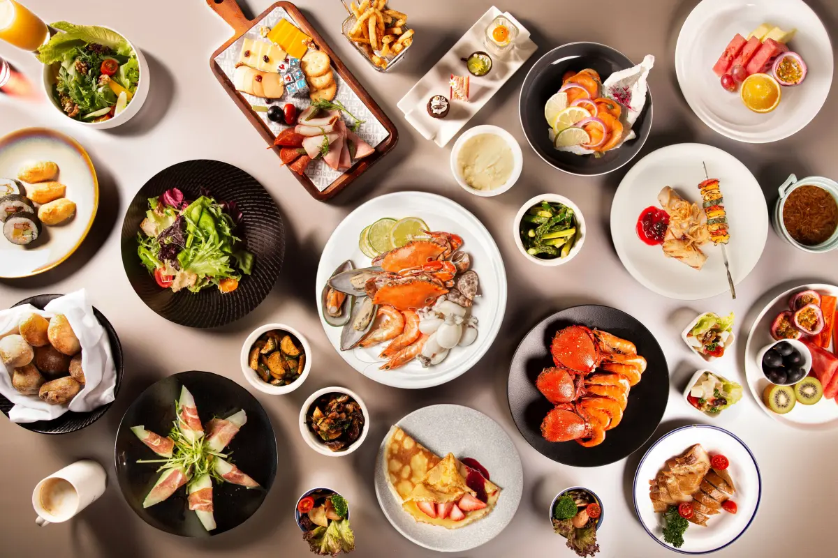 ▲台北萬豪酒店推出雙11優惠，Garden Kitchen平日中午第二人只要111元，享有5大主題多樣菜色吃到飽。（圖／台北萬豪提供）