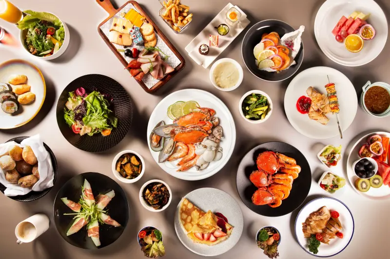 ▲台北萬豪酒店推出雙11優惠，Garden Kitchen平日中午第二人只要111元，享有5大主題多樣菜色吃到飽。（圖／台北萬豪提供）