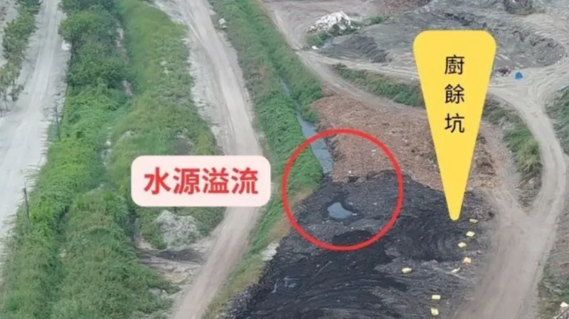 ▲空拍畫面可看出，霧峰燕圾湖雖已覆土，仍因含水量太高出現兩股溢流。（圖／鄒明諺提供，2025.10.30）