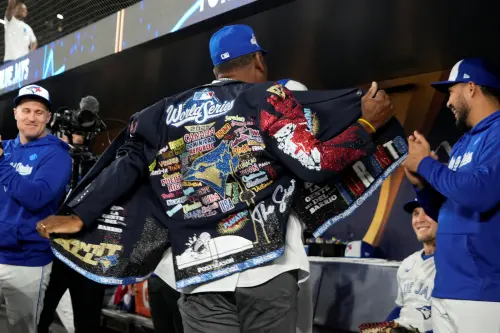 藍鳥「全壘打外套」藏深意！背後故事超感人　成世界大賽最暖傳統
