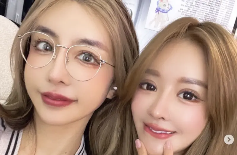 ▲黃明志今（5）日凌晨投案後，雪碧（左）在深夜發影片澄清否認牽線傳聞，並公開謝侑芯（右）生前最後對話，強調好友不缺錢也未涉毒，呼籲外界停止對亡者的惡意攻擊。（圖／翻攝自雪碧IG@sprite0719ss）