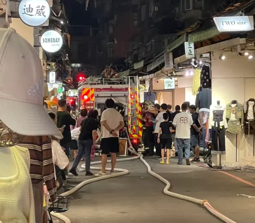 ▲ 北市五分埔30日發生火警，3樓起火波及4樓。消防人員趕抵佈水線灌救，初步懷疑蠟燭掉落引燃可燃物。（圖／翻攝畫面）