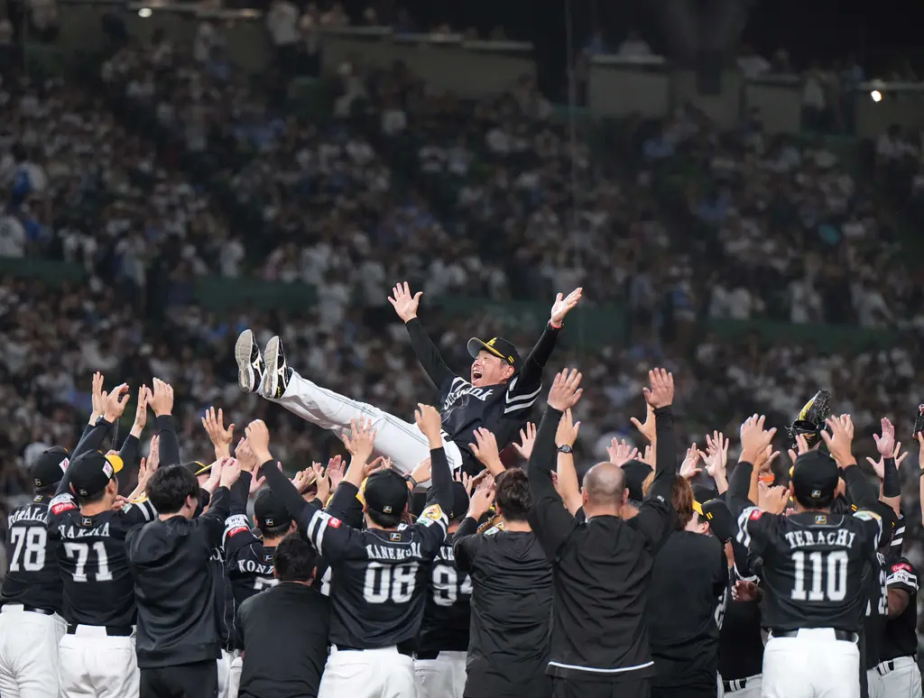 ▲福岡軟銀鷹隊在日本大賽G5以3：2擊退阪神虎隊，系列賽4勝1敗，奪下隊史第12座冠軍。（圖／美聯社／達志影像）