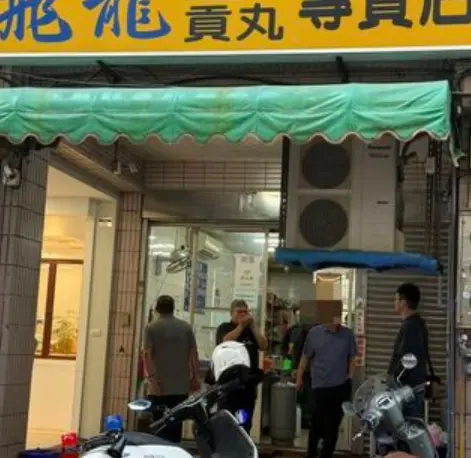 ▲新竹60年肉圓老店陳姓老闆疑持刀恐嚇妻違反保護令遭逮，警方進入店內逮人，讓老顧客震驚不已。（圖／翻攝畫面）