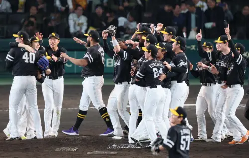 ▲福岡軟銀鷹罕見在日本大賽期間發布戰力外公告，原因在於日本去年發布新法《日本自由職業者保護法》，規定必須在30天前告知選手不續約。（圖／美聯社／達志影像）