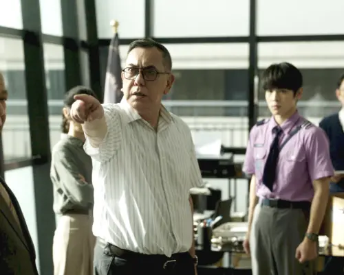 ▲黃秋生（左）在《自殺通告》飾演升學壓力超高的名校校長。（圖／本萃電影提供）