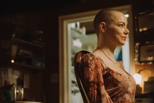 ▲艾瑪史東在《暴蜂尼亞》理了平頭，造型與演出都讓人一新耳目。（圖／UIP提供）