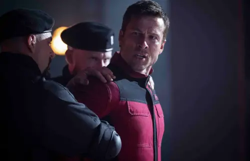 ▲葛倫鮑威爾（中）主演《逃亡遊戲》，再一次嘗試動作硬漢的戲路。（圖／UIP提供）