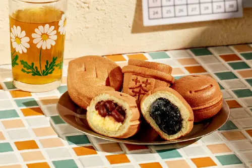 ▲「紅豆卡士達雞蛋糕」北區／百貨70元、中南區65元，「濃香芝麻雞蛋糕」北區／百貨70元、中南區65元。（圖／茶湯會提供）