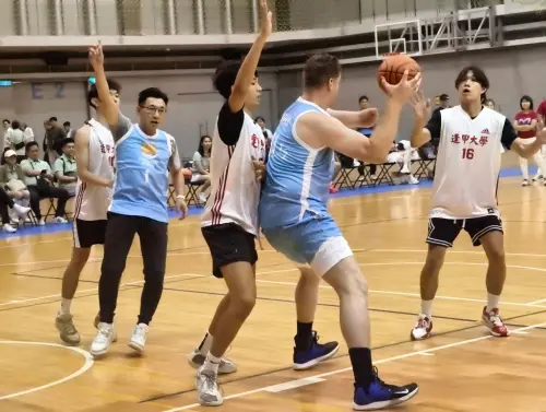 ▲「3對3友善籃球賽」由國際球員與逢甲校隊對役，kevin即使失去左臂，依然戰鬥力十足，副院長江啟臣也下場比賽，（圖／主辦單位提供）