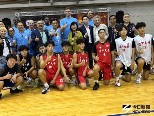 ▲「友善籃框在逢甲」公益籃球活動，邀請美國前 NCAA 一級籃球員獨臂球王Kevin Atlas 及多位國際球員來訪，(圖／記者金武鳳攝，2025.10.31)