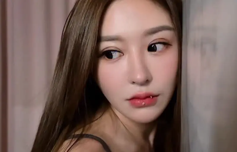 ▲護理系網紅謝侑芯驚傳全裸陳屍浴缸，現場搜出毒品與壯陽藥，同行者黃明志報案後欲離開遭警攔下，稱2人合作拍片共處一夜，否認吸毒，案件將於12月再審。（圖／謝侑芯IG@irisirisss900）