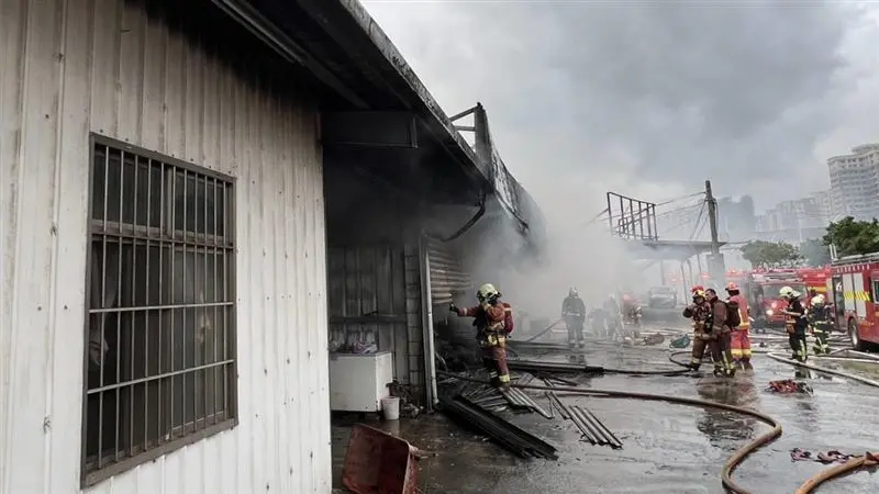 淡水汽修廠清晨火警！3連棟鐵皮屋全陷火海⋯現場濃煙猛竄畫面曝