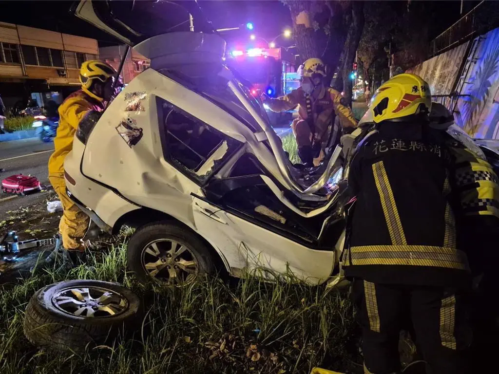 花蓮女無照酒駕！猛撞路樹車凹成「V字」 6人受困、11歲姪子命危