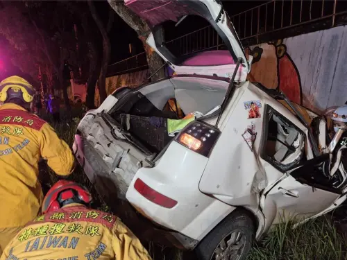 ▲花蓮縣吉安鄉30日晚間發生自撞車禍意外，車內6人受困、車輛凹成V型。（圖／消防提供）