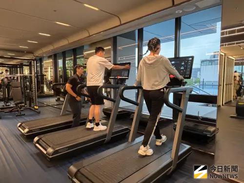 ▲雙橡園2279設有健身房，提供教練服務，方便社區住戶安心健身。（圖／記者金武鳳攝，2025.10.31)