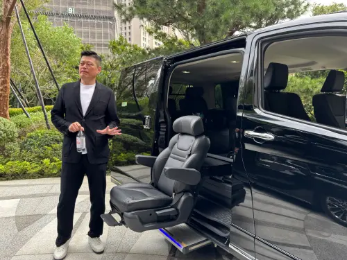 ▲雙橡園開發自2018年成立專屬物業團隊，擁有禮賓接駁車隊，且貼心設計行動不便設施，方便乘坐。（圖／記者金武鳳攝，2025.10.31)