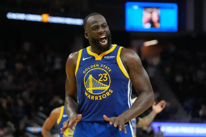 ▲金州勇士在慘敗給雷霆隊後，球隊精神領袖格林（Draymond Green）公開批評隊內氛圍，直言「去年大家為勝利而戰，現在不一樣了」，暗示年輕球員缺乏奪冠鬥志，球隊內部爆出信任危機。（圖／美聯社／達志影像）