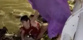 8歲男童被沖入江！越南峴港暴雨成災　當地民眾熱心救童脫困
