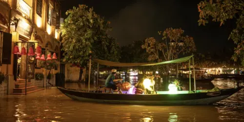 ▲峴港附近古都會安也陷入汪洋中。（圖／翻攝自越南快訊）