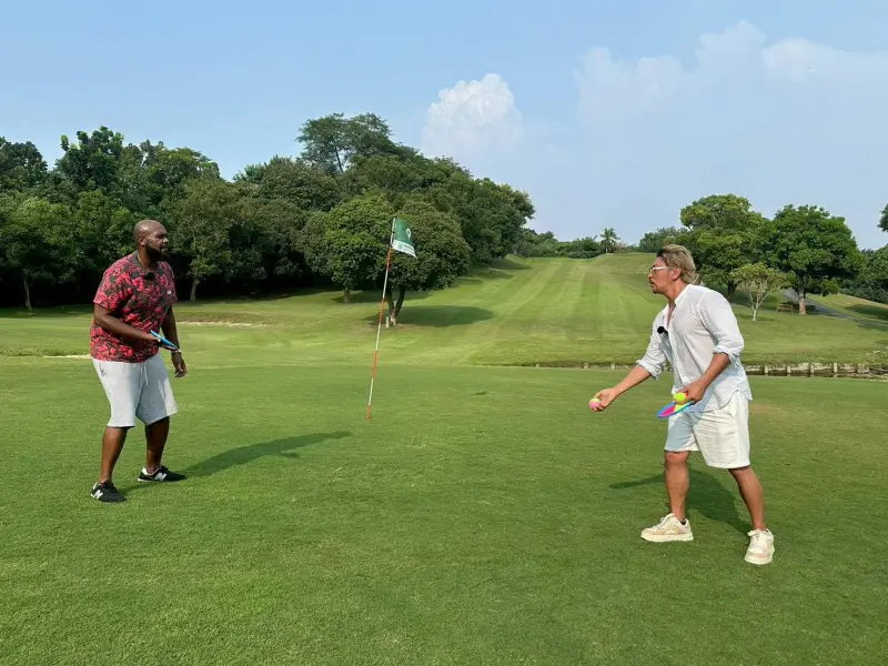 ▲老外調查團杜力(左)及夢多(右)到果嶺自然公園嶺玩起接飛盤、抓尾巴、黏巴球等遊戲。(圖／高市府提供)