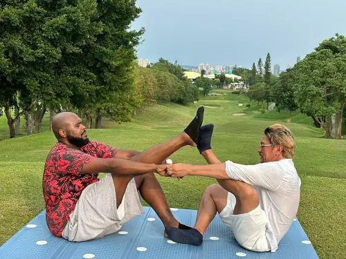 ▲在景色優美的18號果嶺，挑戰雙人瑜伽。(圖／高市府提供)