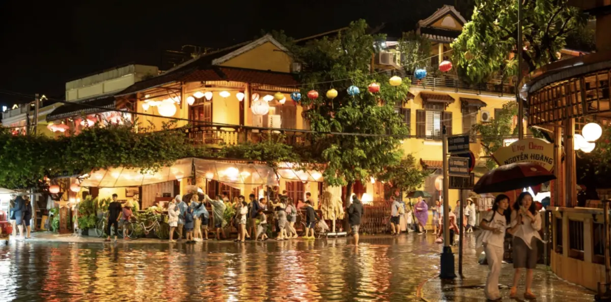 水上古鎮！越南會安湧入洪水 旅客放水燈祈福