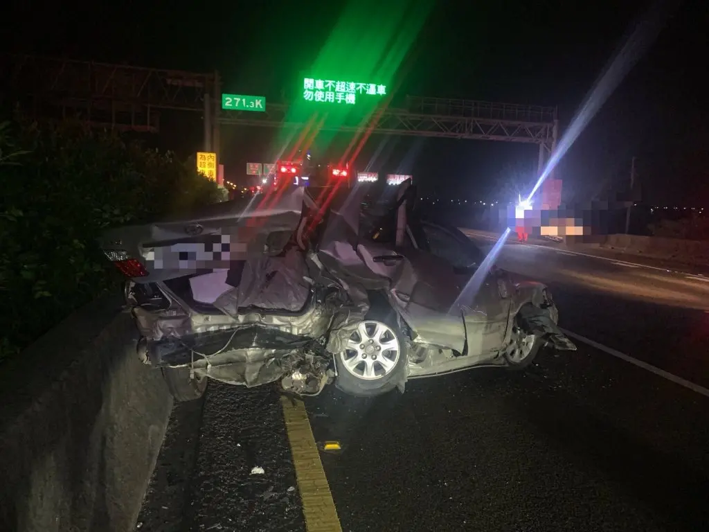 ▲國道北上217.63公里處29日深夜車禍，因駕駛不慎撞擊路中狗屍失控，導致後車閃避不及追撞。（圖／警方提供）