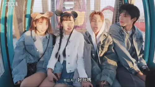 ▲一行人在搭乘摩天輪時，簡廷芮（左2）曾將手放在王子腿（右2）上狂抓，讓粿粿（左1）露出微妙表情。（圖／翻攝自王子YouTube頻道）