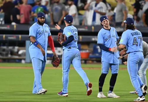 ▲MLB世界大賽多倫多藍鳥目前以3：2領先洛杉磯道奇，距離隊史第三冠僅差一勝，過去藍鳥前兩冠都是在G6拿下，就連NBA的多倫多暴龍隊史唯一一冠也是在G6封王，讓多倫多「G6封王定律」引起球迷熱議。（圖／美聯社／達志影像）