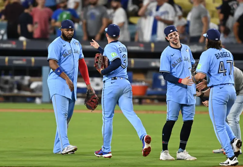 ▲MLB世界大賽多倫多藍鳥目前以3：2領先洛杉磯道奇，距離隊史第三冠僅差一勝，過去藍鳥前兩冠都是在G6拿下，就連NBA的多倫多暴龍隊史唯一一冠也是在G6封王，讓多倫多「G6封王定律」引起球迷熱議。（圖／美聯社／達志影像）