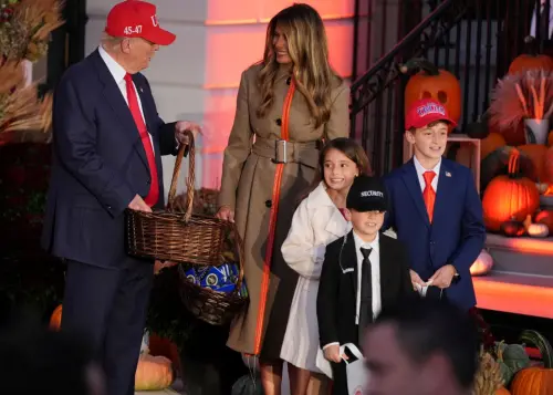 79歲川普超勇！亞洲行「無縫接軌」萬聖節　與老婆站白宮門口發糖
