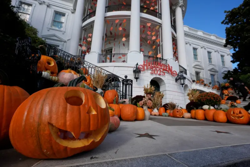    ▲為慶祝萬聖節，白宮被以南瓜元素點綴。（圖／美聯社／達志影像）  