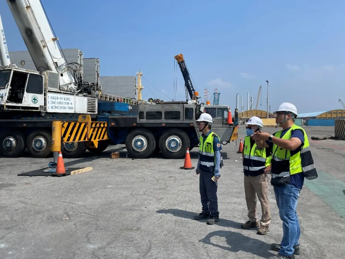 ▲港務公司巡查人員於安平港作業現場宣導。（圖／港務公司提供）