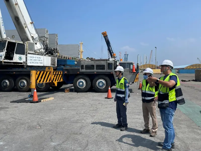 ▲港務公司巡查人員於安平港作業現場宣導。（圖／港務公司提供）