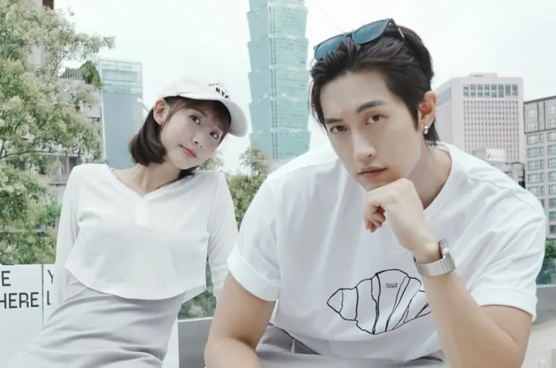 ▲粿粿（左）今（1）日透過影片爆料范姜彥豐開口要1600萬「買離婚」，引爆網友怒火，狠酸「妳出軌還想談感情？」留言區掀論戰，部分粉絲力挺她想保護自己，但輿論多數一面倒，風波持續延燒。（圖／翻攝自范姜彥豐臉書）