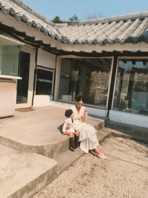 ▲文佳菲公開多張兒子的照片，粉絲看到「長好大」。（圖／IG@iamchocobi）