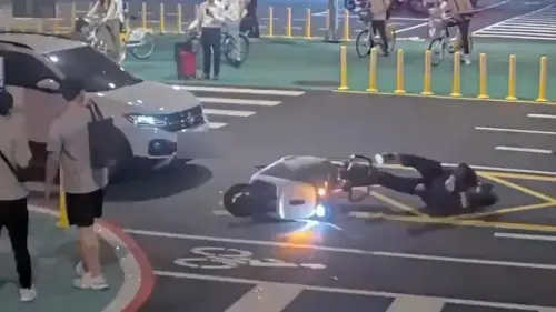 北市斑馬線前闖禍喊：沒看到！騎士遭撞「連人帶車噴飛」路人嚇壞
