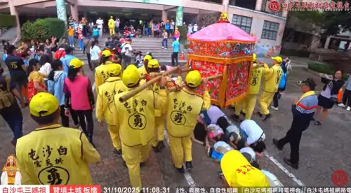 ▲11:10分，白沙屯媽祖鑾轎衝進土城樂利國小。（圖／白沙屯媽祖網路電視台）