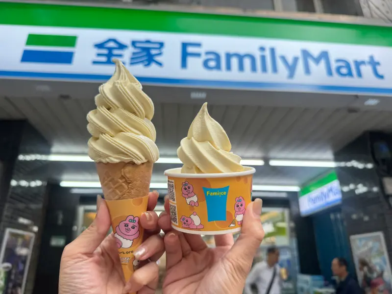 ▲全家本週康康五優惠出爐！自11月7日有冰淇淋奶昔買一送一，還有11月取件優惠即將開跑，主動出示會員可獲得霜淇淋買一送一優惠券。（圖／記者鍾怡婷攝）