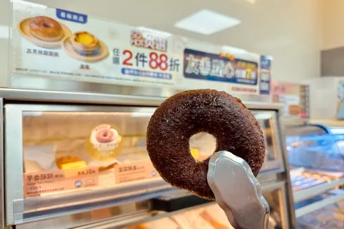 ▲SOHOT炎選現烤點心「巧克力甜甜圈」外皮酥脆、內裡鬆軟蓬鬆，售價39元。（圖／全家提供）