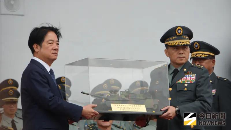    ▲總統賴清德赴湖口營區主持陸軍裝甲第584旅聯兵三營換裝M1A2T戰車成軍典禮，陸軍司令呂坤修（右）致贈M1A2T戰車模型。（圖／記者呂炯昌攝，2025.10.31）  
