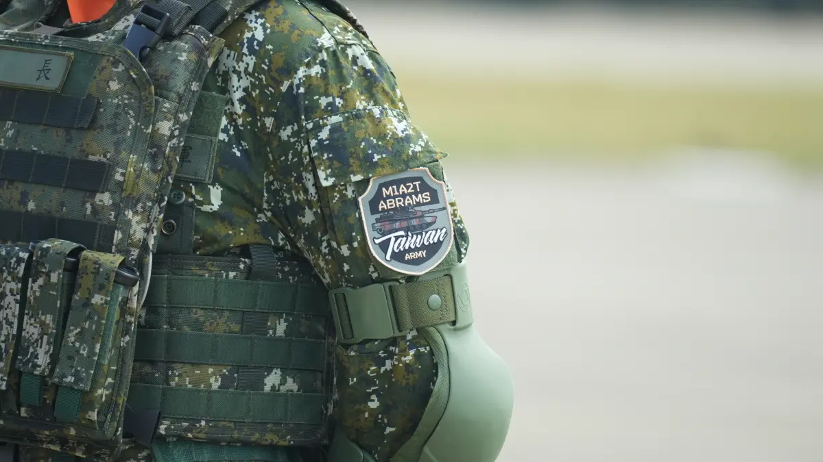 軍臂章僅印這1字！戰略學者怒噴「山寨版」：馬屁震天響