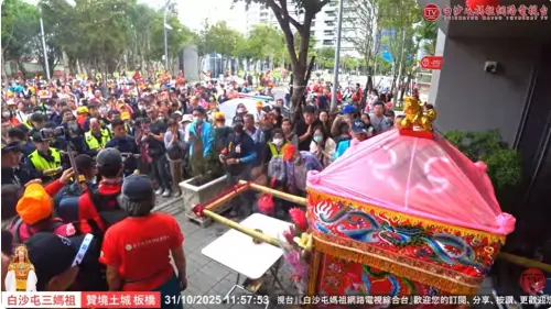 ▲11:58 媽祖鑾轎暫停在土城中央路一段與莊園街口的「廣福派出所及土城交通分隊」，接受波麗士大人參拜。（圖／白沙屯媽祖網路電視台）