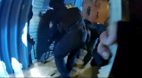 ▲高市刑大立即與仁武分局、左營分局、保安警察大隊、移民署高雄市專勤隊共組專案小組，強勢破門攻堅。（圖／高市刑大提供）