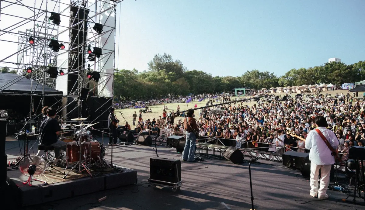 ▲2025「春浪音樂節」將於10月31日至11月2日在台中「森渼原」登場，本屆集結來自6個國家、共52組藝人，圖為去年盛況。本文整理完整表演卡司以及到森渼原的交通等資訊。（圖／翻攝春浪音樂季臉書）