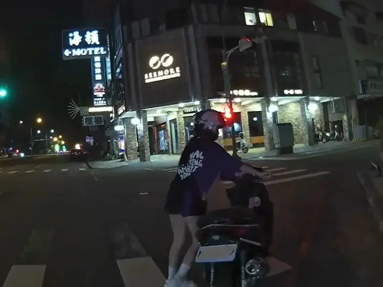 台中女深夜炸街！翹牌改管還藏「抓不到我」車牌套　警開罰扣車