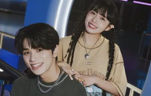 ▲粿粿與王子邱勝翊風波延燒，簡廷芮（右）與王品澔（左）也被指私下互動親密，疑協助掩護行動，對此經濟公司回應：「不予置評」。（圖／翻攝自簡廷芮IG＠dewichien）