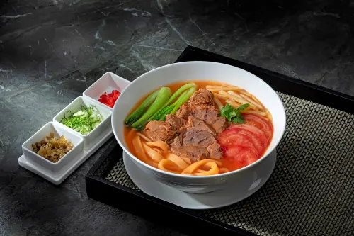 ▲「國聯景觀套房一泊二食」住房專案包含兩客冠軍牛肉麵，是台北市牛肉麵國際大賞的金牌作品。（圖／國聯大飯店提供）