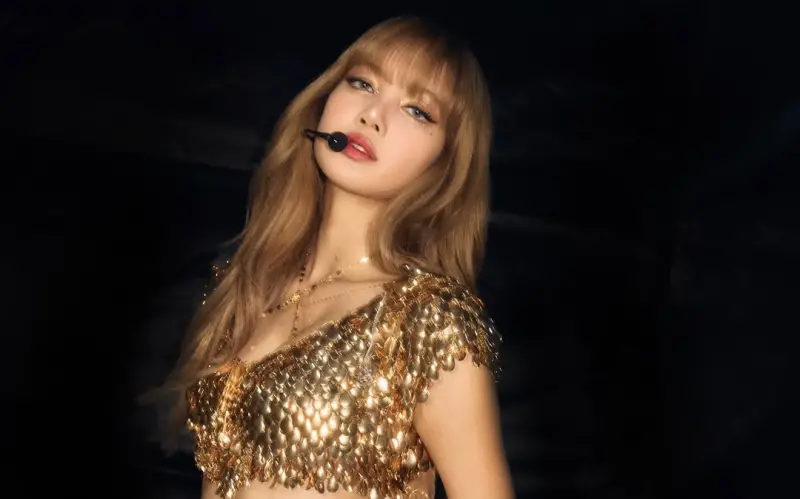 ▲Lisa傳出與首富家族三兒子弗雷德里克阿諾交往不久後，傳出為取悅男友而登上《瘋馬秀》，其中大尺度演出讓她慘遭中國封殺。然而，Lisa在展開solo活動後，拿到許多非常好的資源，這竟又遭網友酸都是靠首富男友。（圖／Lisa IG@lalalalisa_m）